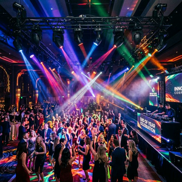Luces robóticas DMX en fiesta de fin de año empresarial