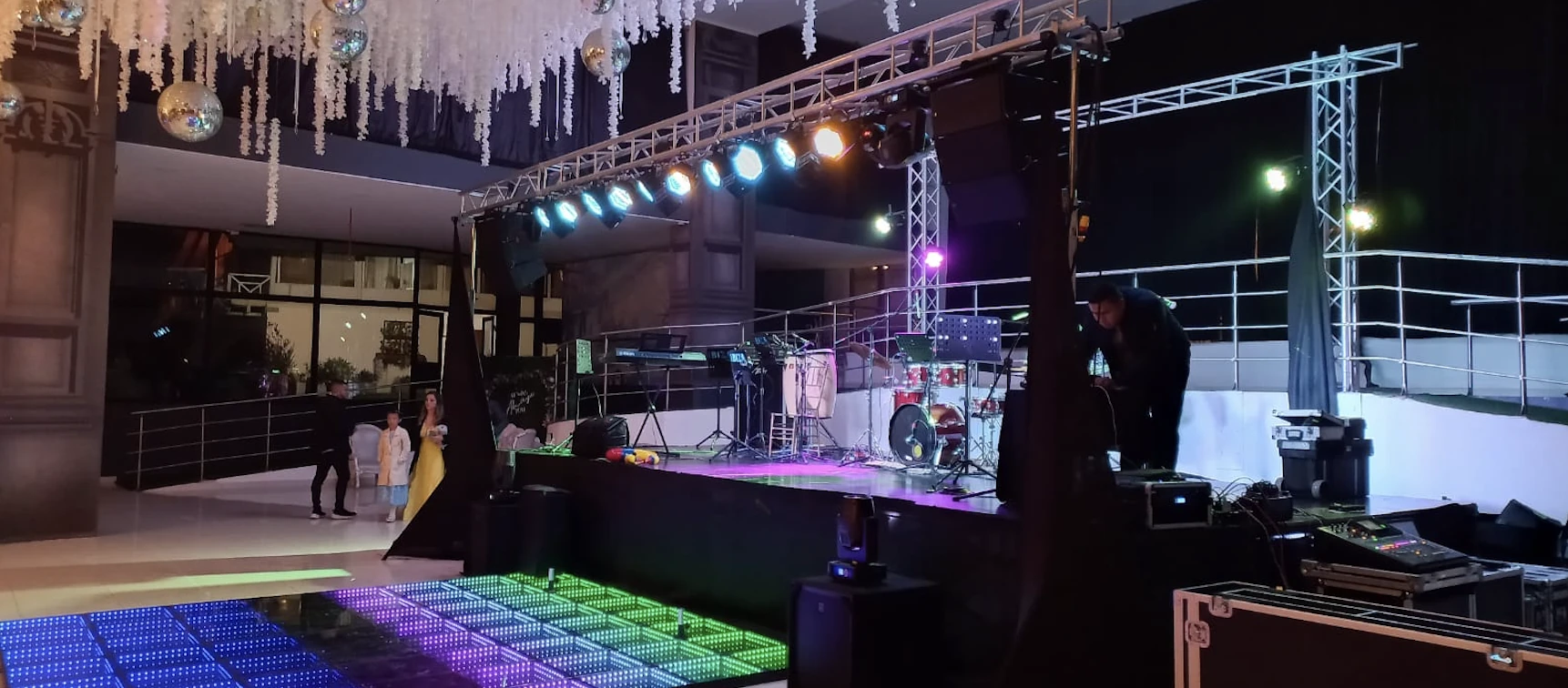 Diseño de iluminación profesional para evento en Bogotá